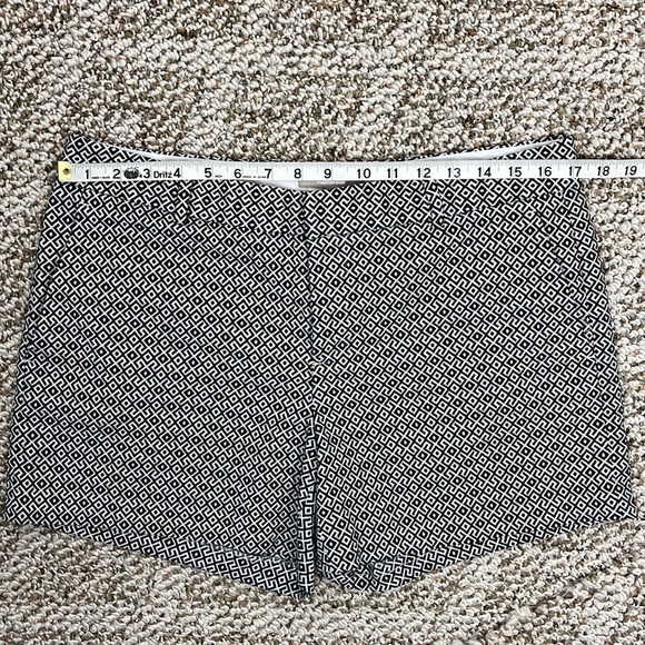 BANANA REPUBLIC HAMPTON SHORT BLACK WHITE GEOMETRIC TAILORED SIZE 10 - Picture 12 of 13